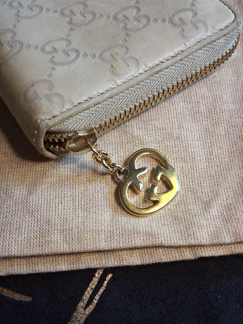 💯Authentic Gucci Women's Cream Zip-Around Wallet with Signature GG Charm - Picture 2 of 5
